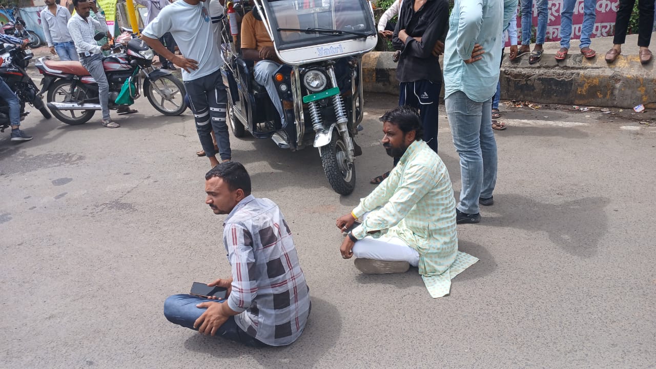 जिला चिकित्सालय में युवक की मौत के बाद परिजन का आक्रोश फूटा, चक्का जाम और….