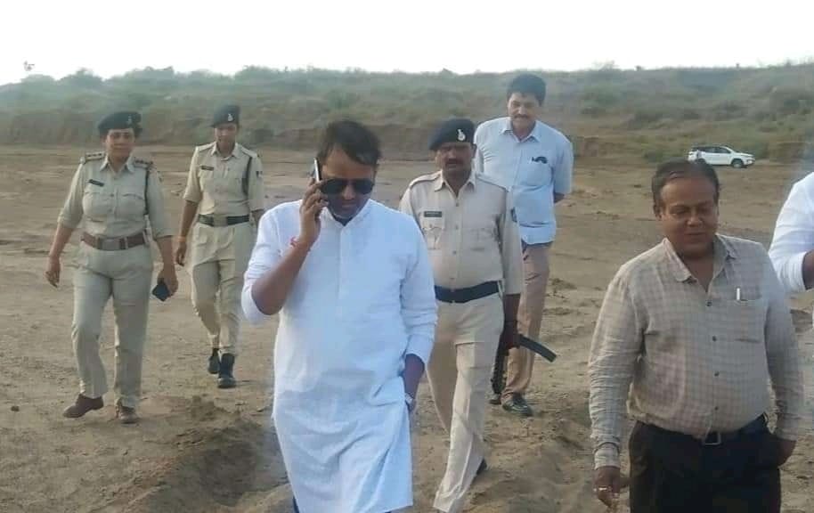 प्रदेश भर में रेत माफियाओं की नाक में दम करने वाले प्रवेश अग्रवाल को मिली जान से मारने की धमकी। 
कोतवाली थाने मे दर्ज हुई रिपोर्ट