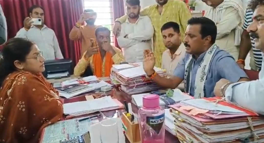 महिला खनिज अधिकारी और पूर्व प्राधिकरण अध्यक्ष, पूर्व भाजपा महामंत्री&nbsp; राजेश यादव का विवाद का यह वीडियो हो रहा वायरल
