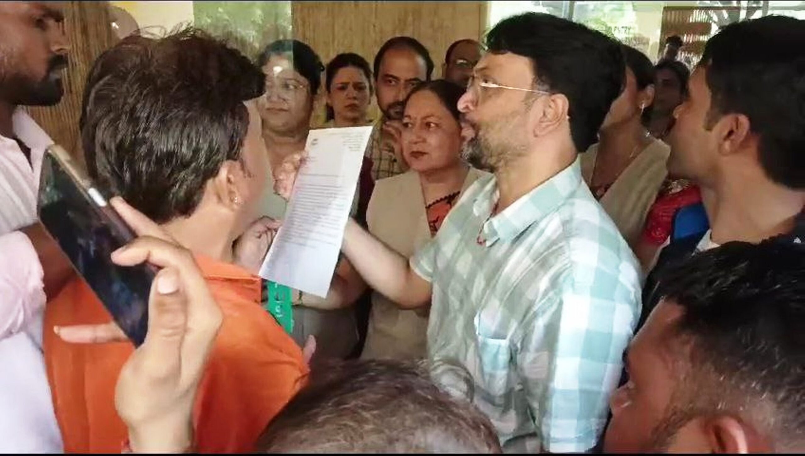 हिंदू बच्चियों से हो रही अभद्रता व अवैध अतिक्रमण के विरोध में स्कूल प्रबंधन व प्रशासन को अवगत कराया
– बच्चियों के साथ असामाजिक तत्वों द्वारा की जा रही छेडख़ानी अभद्रता से पुलिस प्रशासन को कराया