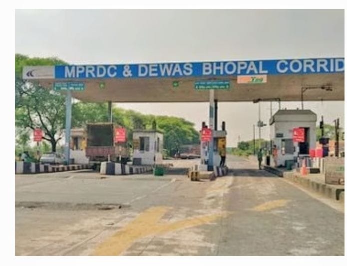 देवास-भोपाल हाईवे टोल टैक्स बना आय का स्त्रोत, जबरन वसूला जा रहा टैक्स, इलेक्ट्रॉनिक मीडिया में मुद्दा हाइलाइट होने के बाद अब कांग्रेस मैदान में, प्रदेश के कई मंत्री विधायक सांसद रोज निकलते हैं इस मार्ग से इस गंभीर मुद्दे पर अब तक नहीं किसी का ध्यान, कब तक जनता सहेगी टोल टैक्स