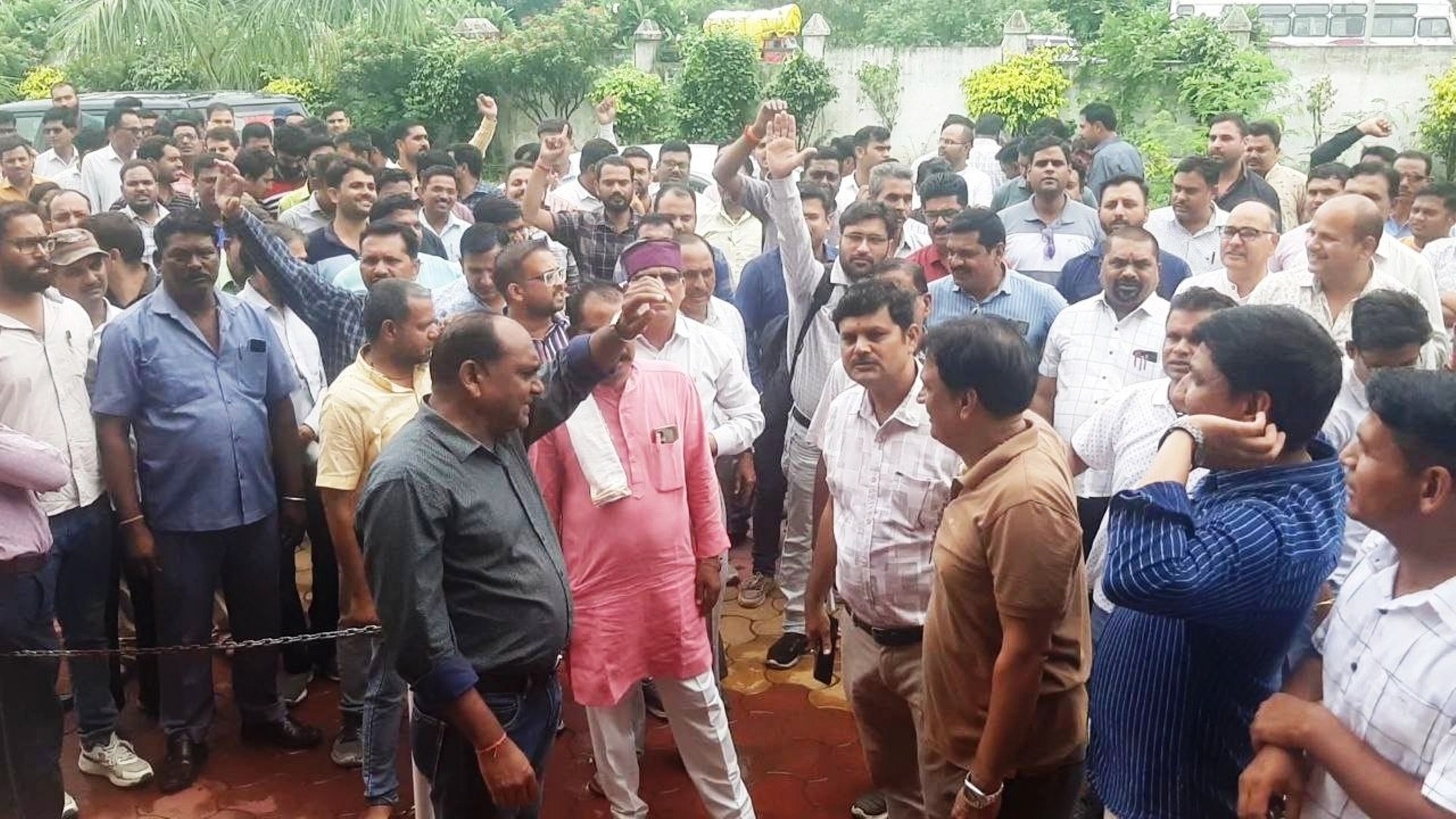 ई-अटेंडेंस का विरोध कर पटवारियों ने मुख्यमंत्री के नाम सौंपा ज्ञापन