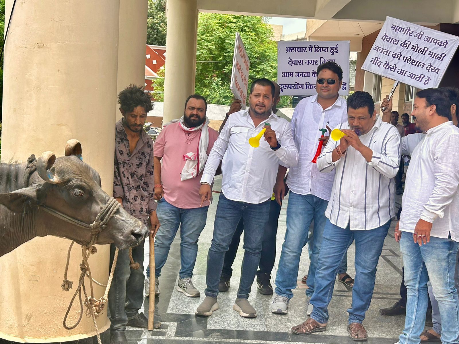 भैंस के आगे बीन बजाकर किया प्रदर्शन