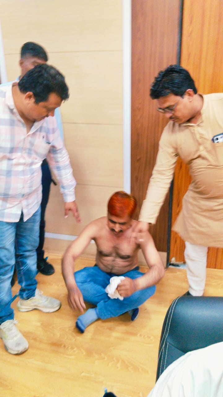 नगर निगम सफाई व्यवस्था से त्रस्त होकर ,पार्षद ने&nbsp; इस तरह कपड़े उतार कर किया प्रदर्शन,