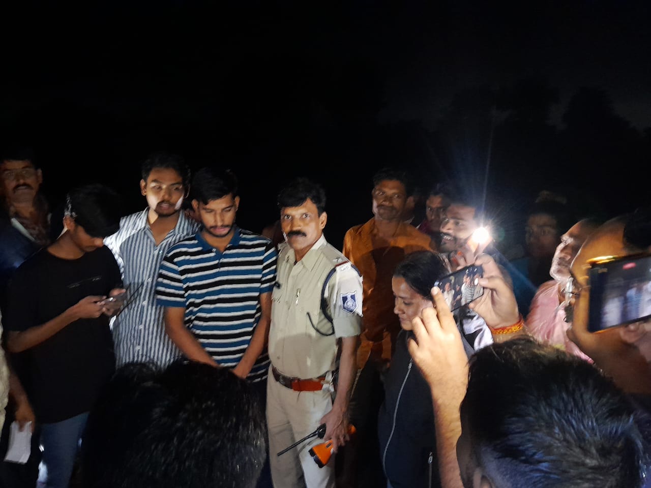 केदार खो में दर्शन करने गए&nbsp; तेज बारिश में देवास के युवा नाले में फंसे ,उफनता नाला पार कर संघ के स्वयंसेवक ने चारों को बचाया , आमजन युवा खासकर बारिश के मौसम में रहे अलर्ट सावधान ऐसे खतरनाक स्थान पर न जाए