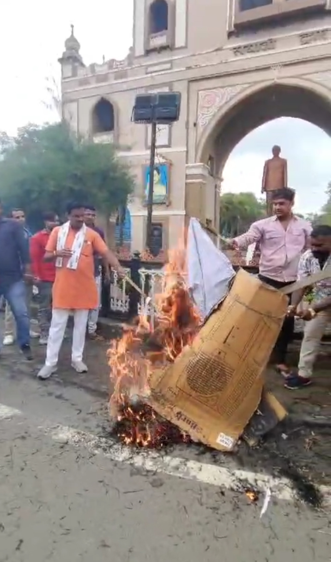 राहुल गांधी के विरोध में संस्था राम राम ने किया प्रदर्शन , पुतला दहन कर चप्पल से…