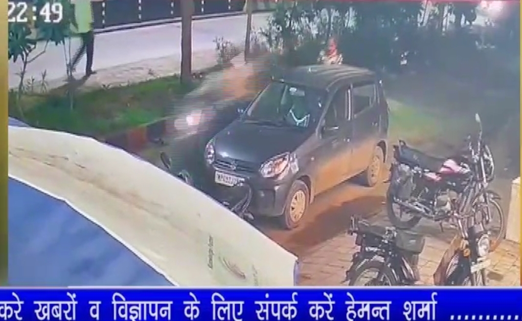 शहर के प्रॉपर्टी व्यापारी का मोबाइल बदमाश छीन कर भागे, सीसीटीवी में कैद