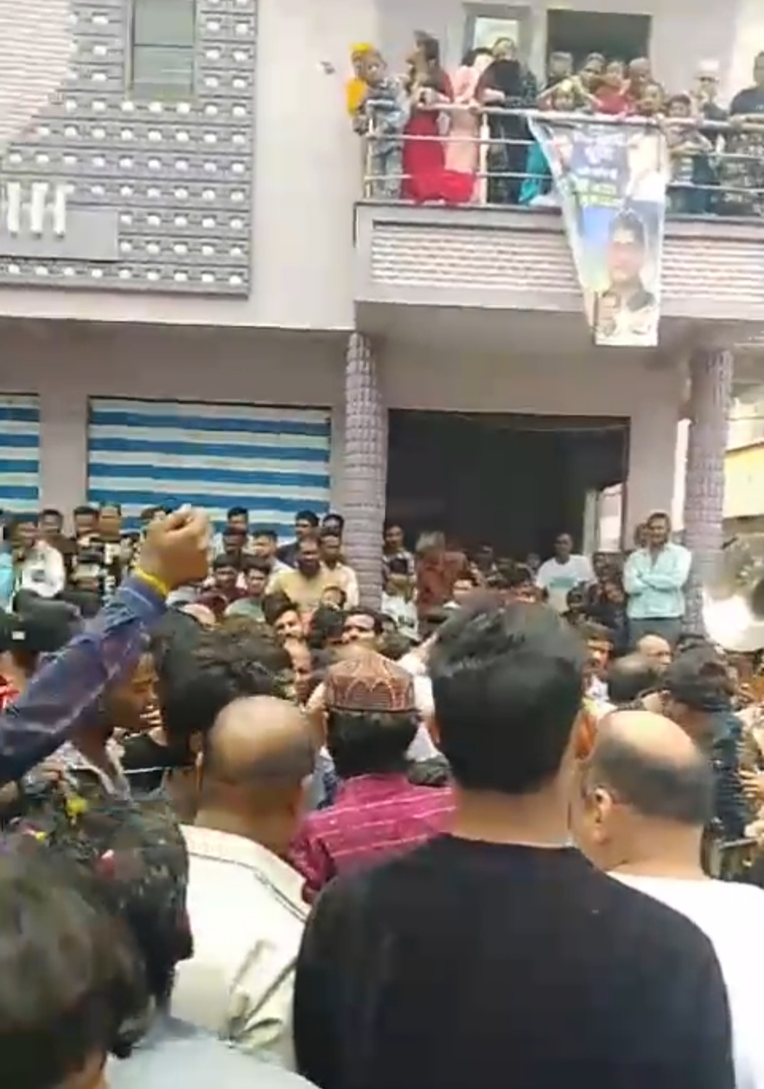 गांव में मोहर्रम में ताजियों के जुलूस के बीच जब गायक ने शुरू किया हनुमान चालीसा का पाठ और फिर यह सब हुआ….