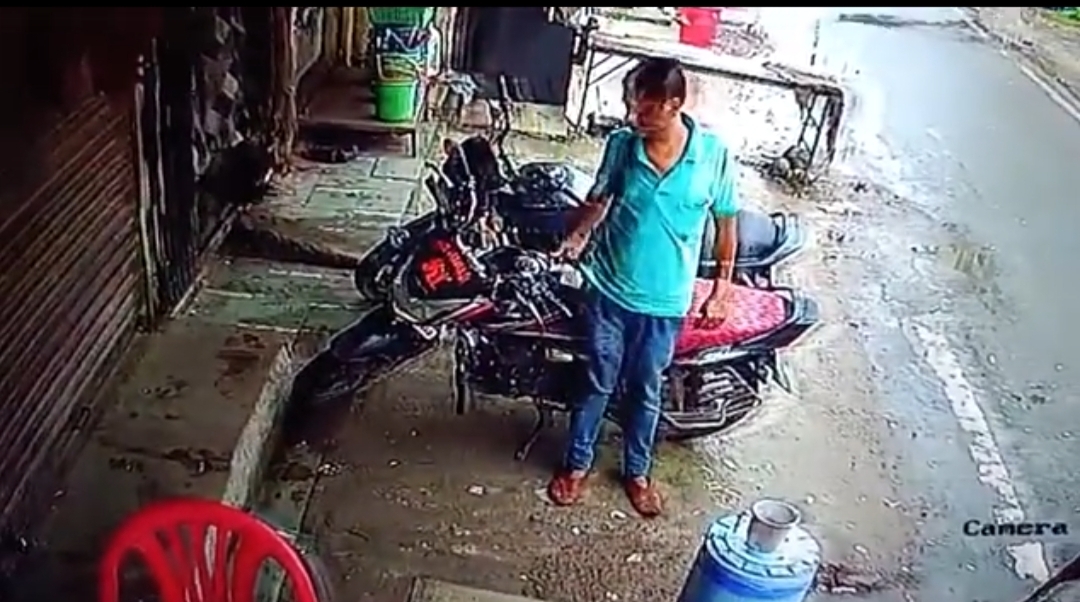 वाहन चोर दिनदहाड़े विकास नगर से मोटरसाइकिल कितनी चालाकी से चुरा कर ले गया, चोरी की घटना सीसीटीवी में कैद, पुलिस की सक्रियता से चोर अब हवालात में कैद