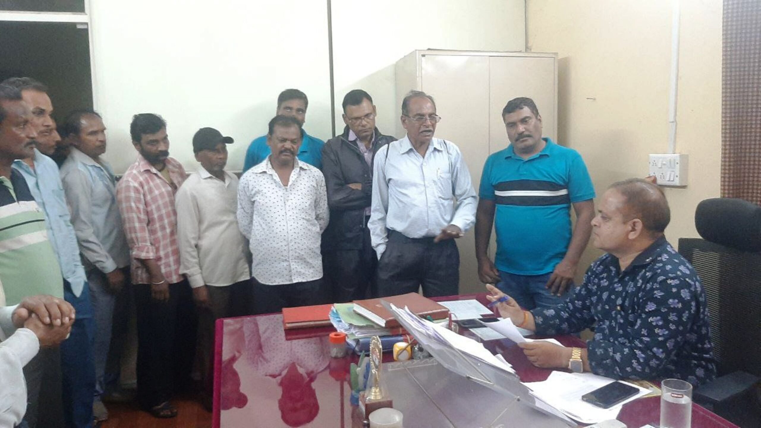 बरसते पानी मेंसहकारिता विभाग का विप्पी इण्डस्ट्रीज कर्मचारी साख सह, संस्था के सदस्यों ने किया घेराव– संस्था में लाखों के हुए गबन की जांच शीघ्र किए जाने की मांग