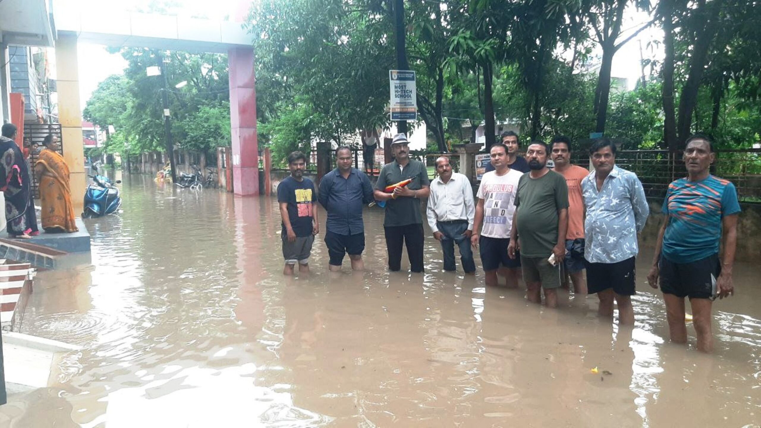 कीचड़ भरी सड़क से परेशान छात्राएं, तो कई जगह बारिश का पानी बन गया मुसीबत, कई जगह मकान बेचने को मजबूर