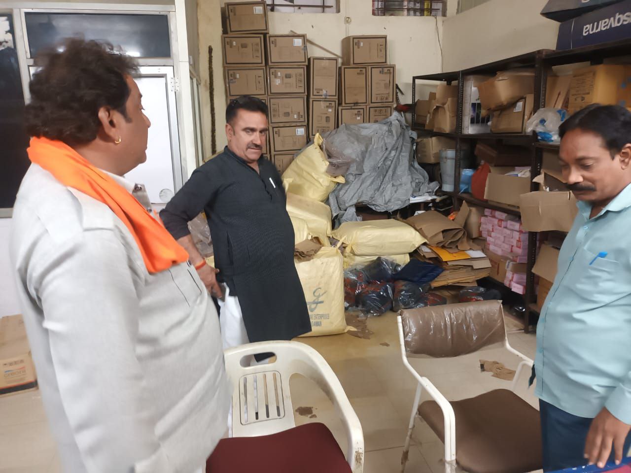 स्वास्थ्य विभाग स्टोर का किया औचक निरीक्षण, पाई गई अनियमित्ताएं(सत्ता पक्ष के नेता का अचानक यह रूप चर्चा का विषय बना)