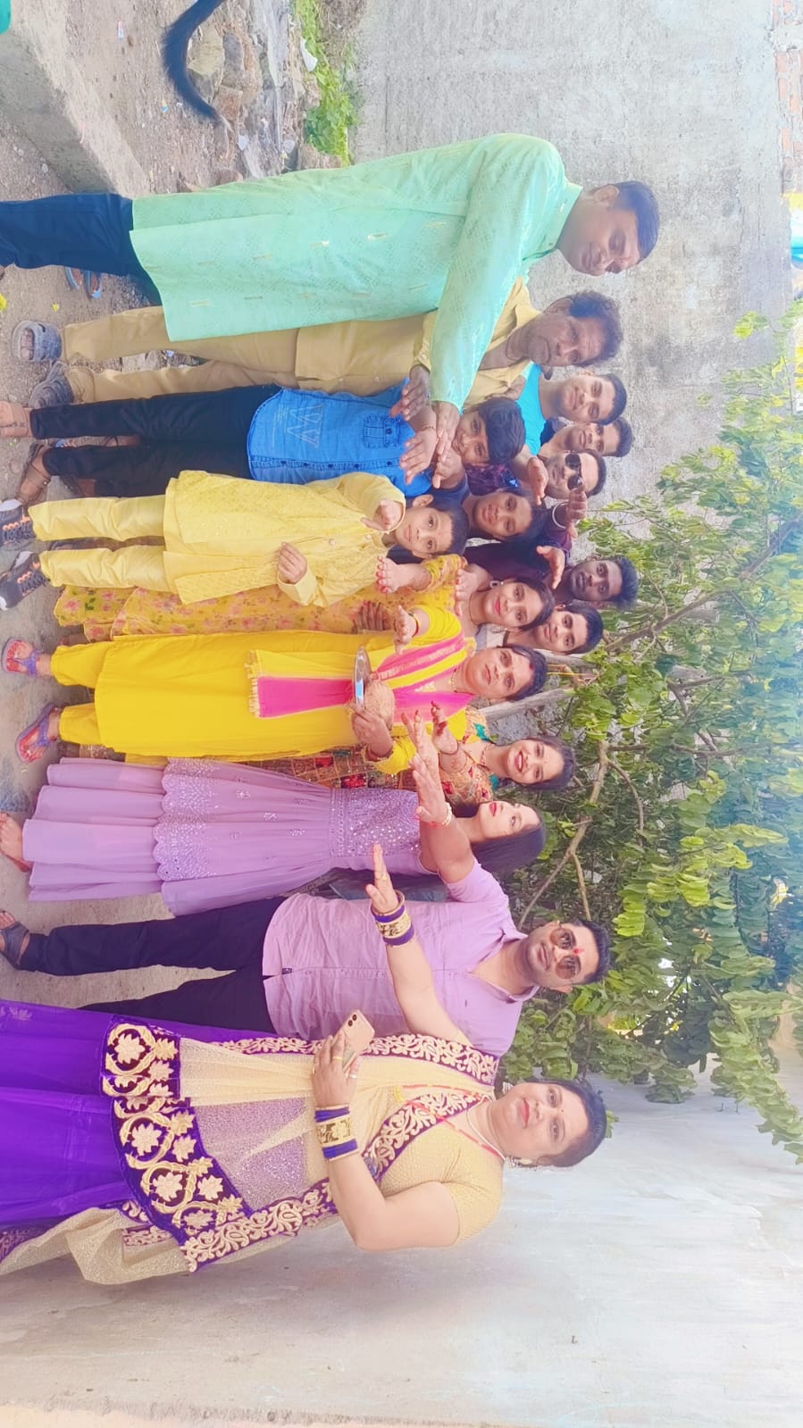 ना शासन की मशीनरी, और ना कोई फालतू खर्च, आम जनता ने ऐसे दिया पौधे को प्रत्यारोपण कर जीवनदान