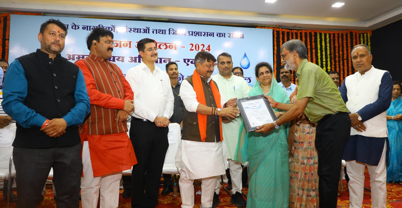 100 दिन में 225 करोड़ लीटर पानी बचाने वाली टीम का मंत्री जी ने किया …..