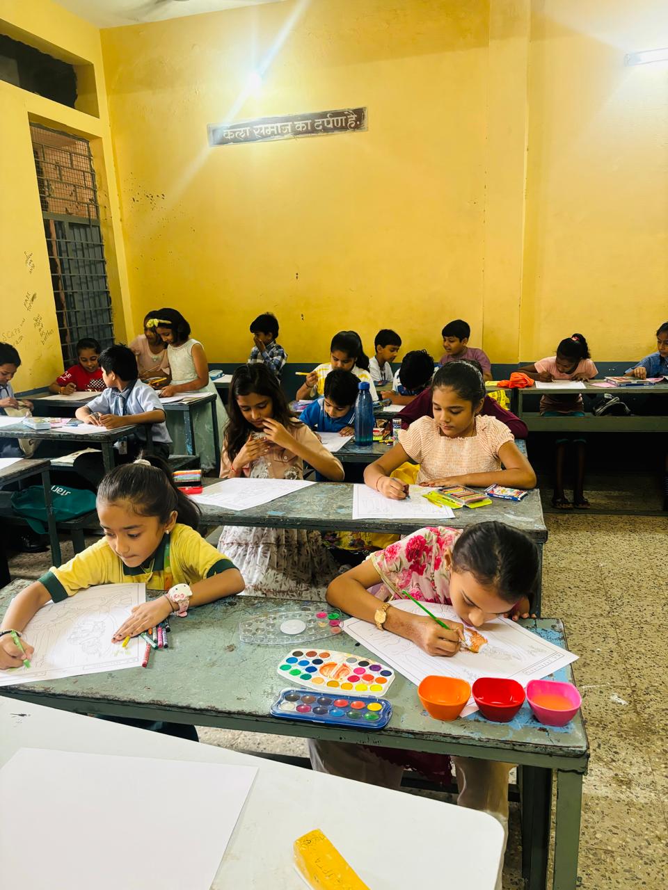 जब सैकड़ो बच्चों ने एक साथ भरे रंग,कला का अनूठा प्रदर्शन श्री कृष्णा जन्…