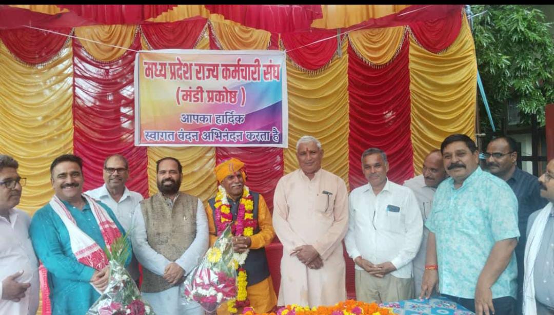 श्री पटेल की सेवानिवृत पर किया सम्मान