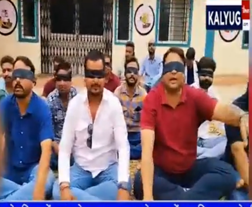 बंद पड़े संजीवनी क्लिनिक को लेकर प्रतिपक्ष नेता का आंखों पर पट्टी बांधकर विरोध प्रदर्शन