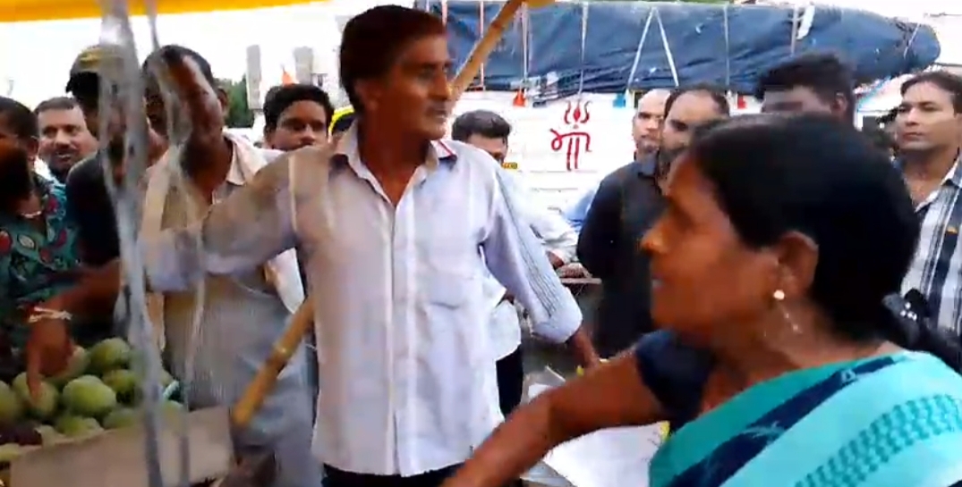 अतिक्रमण को लेकर भड़की महिला ने लगाया आरोप वीडियो हो रहा वायरल