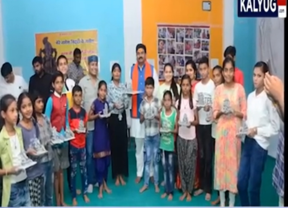 सांसद ने जब अपने हाथों से बनाई मिट्टी की सुंदर गणेश प्रतिमा….