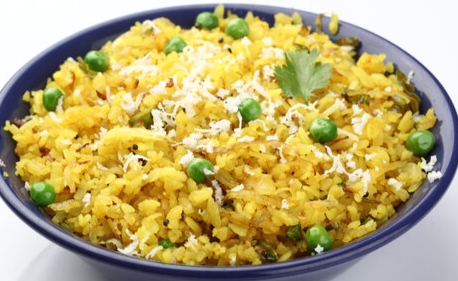 नीचे कलकल बहती शिप्रा नदी, ऊपर पुल पर स्वादिष्ट पोहे का स्वाद….