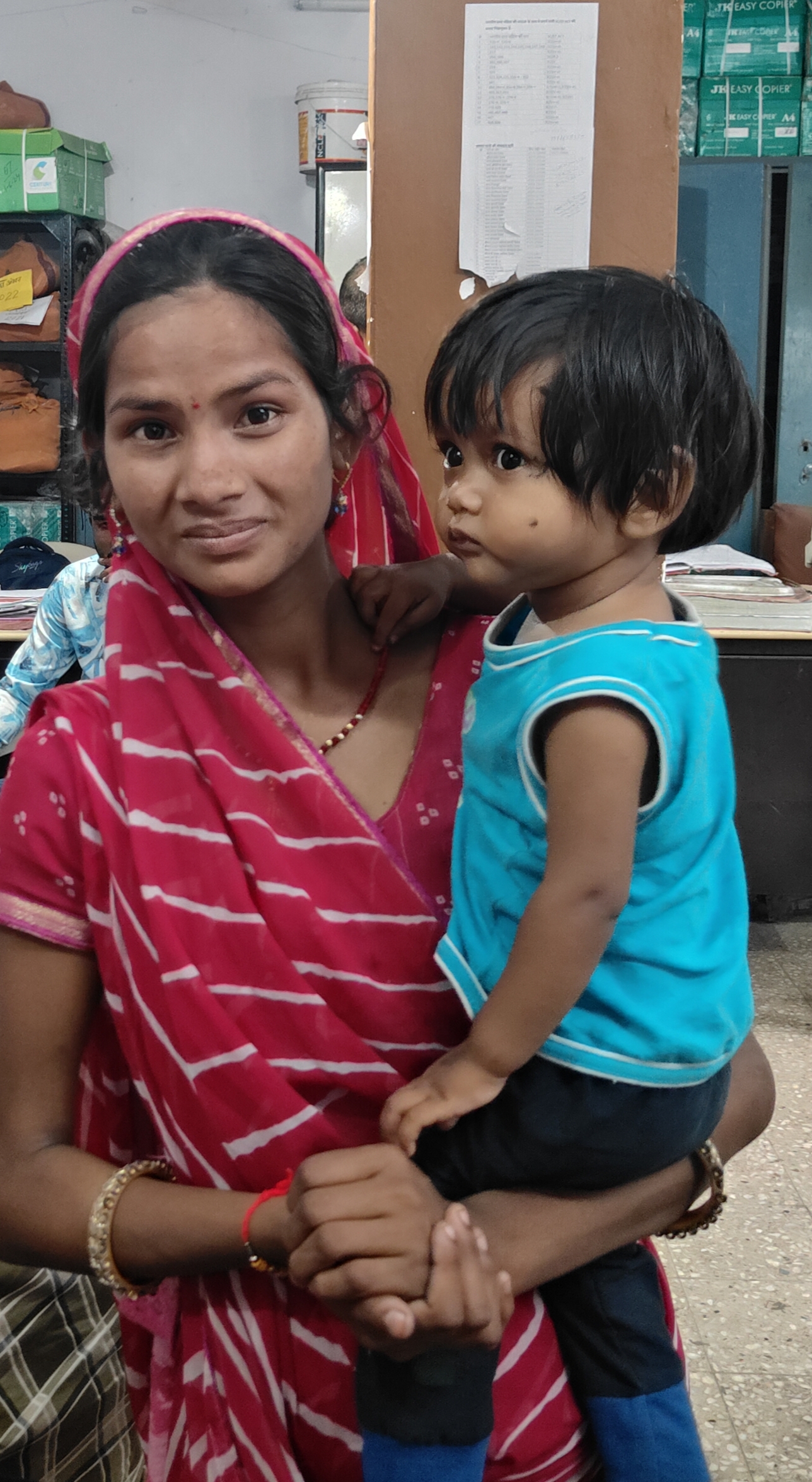 1 वर्ष की मासूम बेटी के लिए परेशान मां को पुलिस की मदद से मिली बेटी