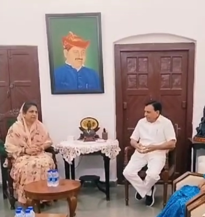 जब प्रदेश के उपमुख्यमंत्री पहुंचे राजमहल में और ….