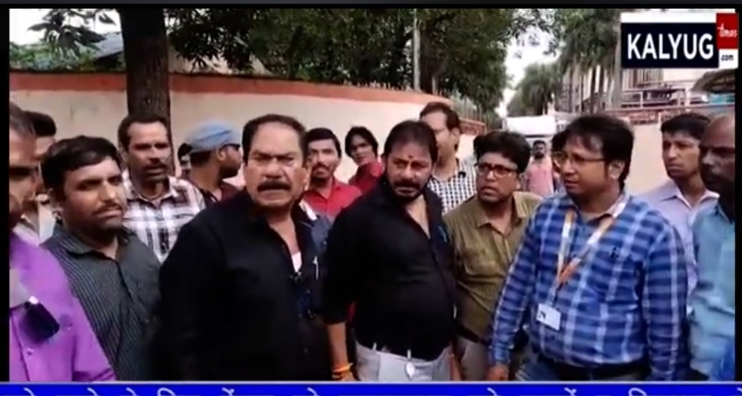 सनफार्मा के ठेकेदार को लेकर श्रमिकों का विरोध प्रदर्शन