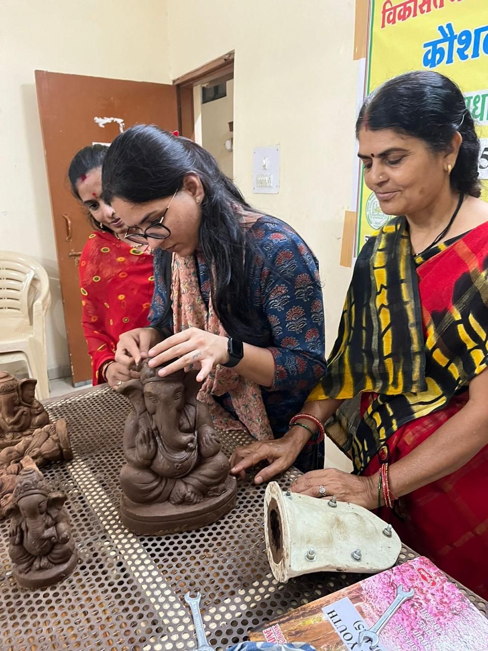 गोबर से सुंदर गणेश प्रतिमा, कप और अन्य उत्पाद बनाकर जीविका चलाने का प्रशिक्षण कृषि प्रसार वैज्ञानिक ने….