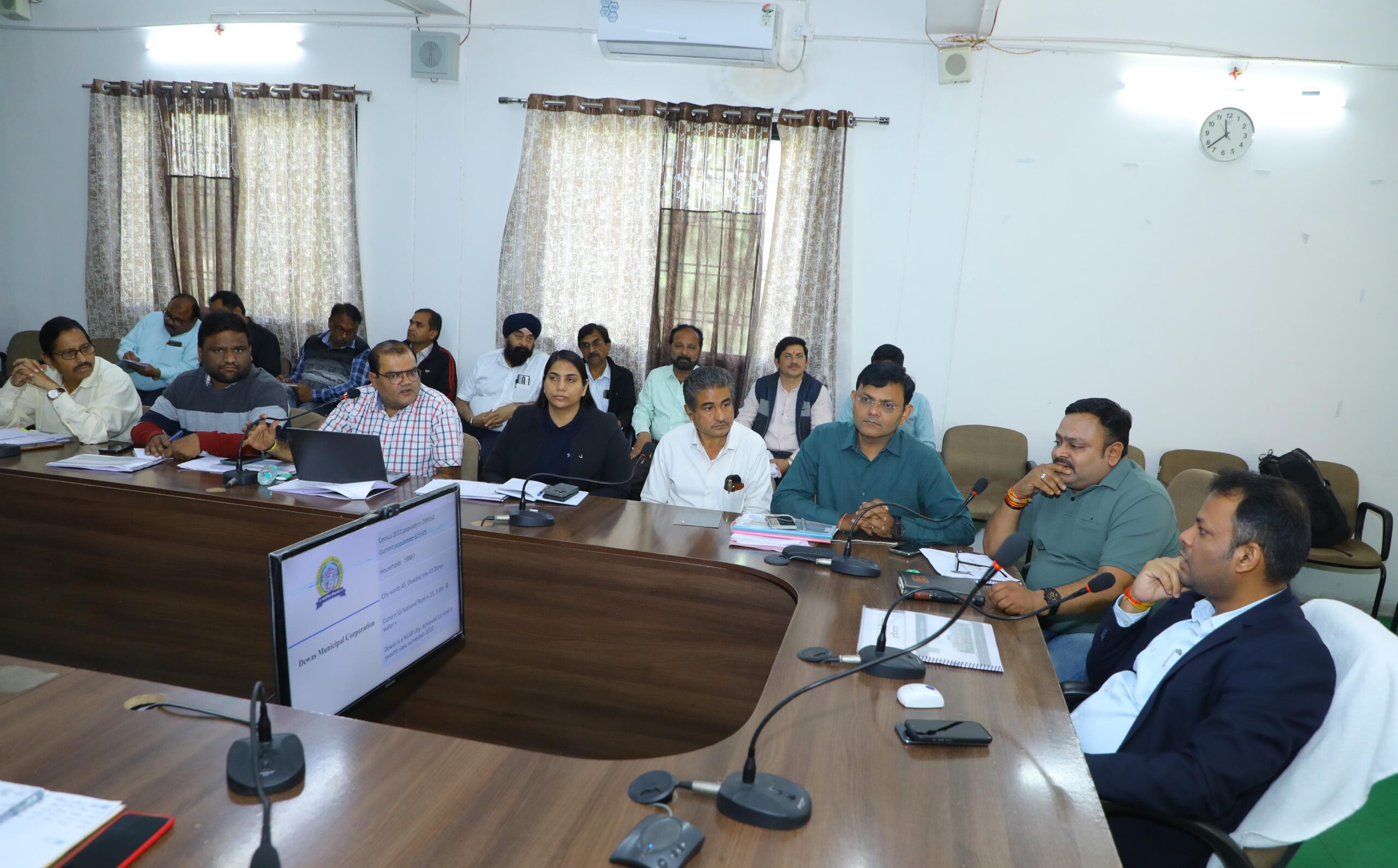 कलेक्टर श्री ऋतुराज सिंह ने नगर निगम के कार्यो की समीक्षा की ,वैध, अनाधिकृत कालोनियों की जानकारी के साथ नगर निगम की संपत्ति दुकानों की जानकारी ली, कचरा जलाने पर प्रतिबंध लगाने के सहित मुख्य मार्ग पर गुमटी नहीं लगने सहित कई महत्वपूर्ण निर्देश दिए