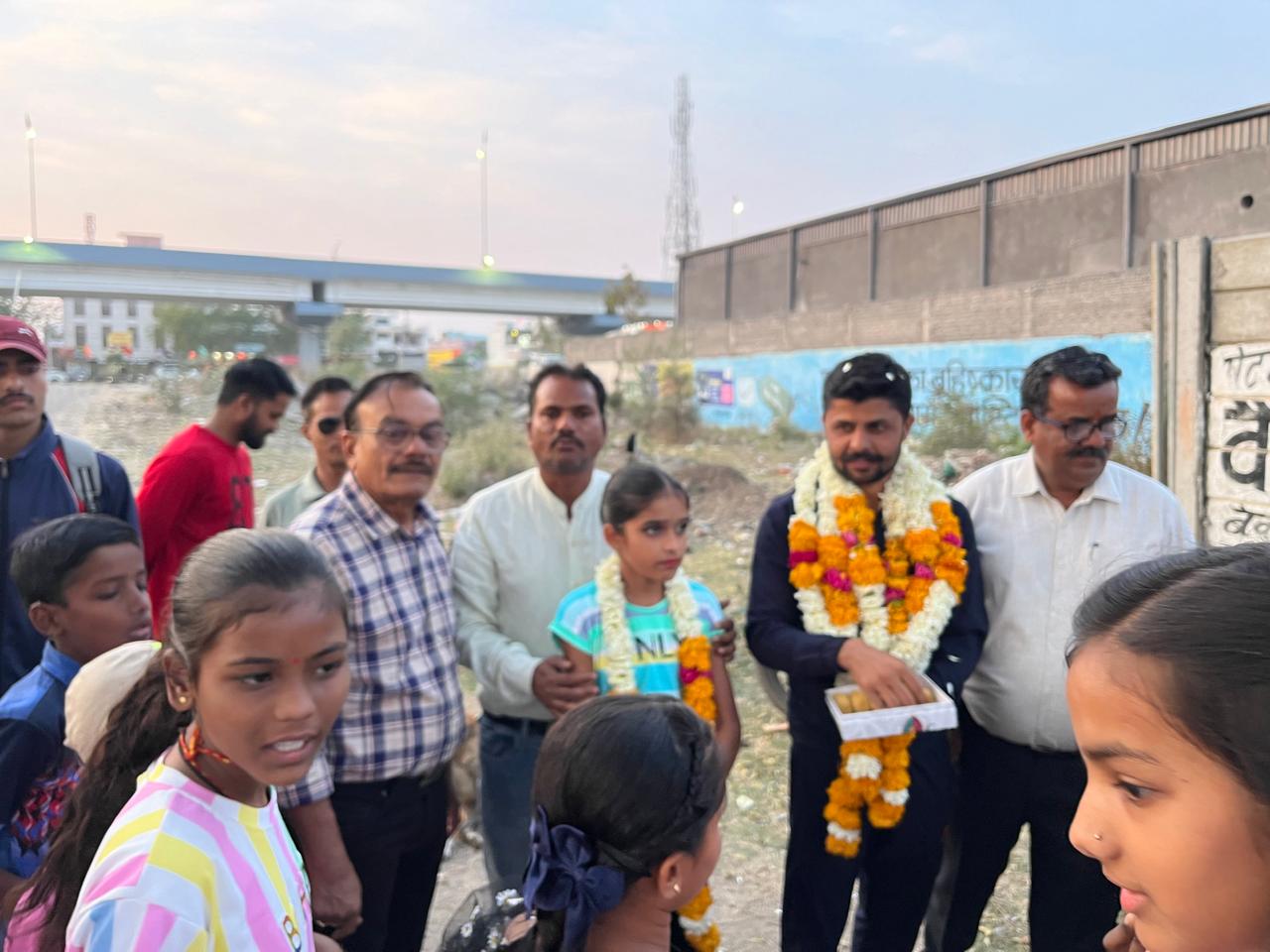 अपने शिष्य के लिए सब कुछ समर्पित करने वाले खेल गुरु को जन्मदिन पर शिष्यों ने दिया यह उपहार….