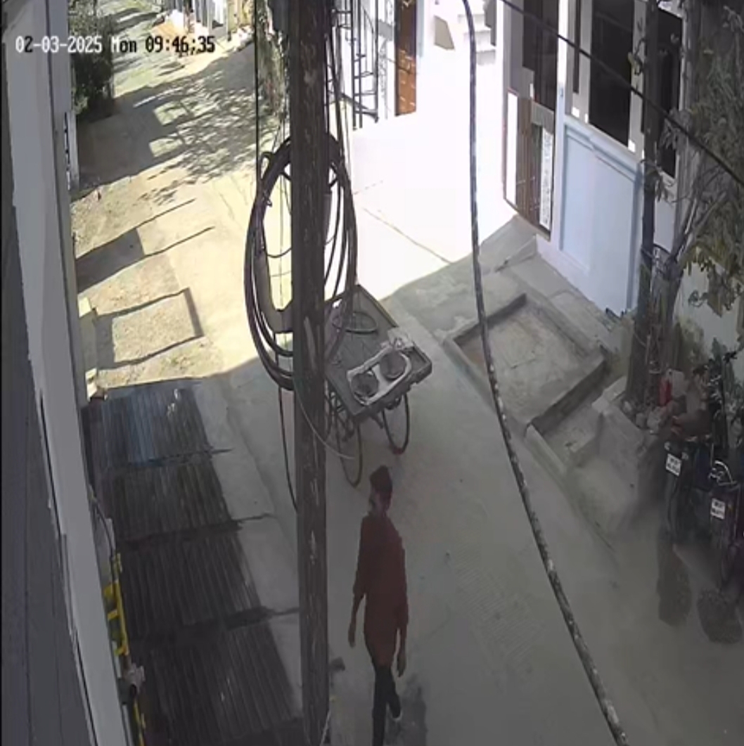 महिला घर की कर रही थी सफाई,&nbsp; ठेले पर चलते भंगार वाले ने मोबाइल पर हाथ साफ कर दिया, सीसीटीवी मैं हुआ कैद