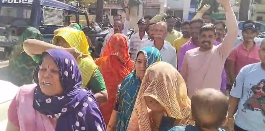 देवास में जघन्य हत्याकांड के इनामी आरोपी फिल्मी स्टाइल में न्यायालय में पेश, न्यायालय से मिला पुलिस रिमांड, विरोध में कोतवाली परिसर में हत्यारे को फांसी दो के लगे नारे, आरोपी का जुलूस निकालने की मांग, पुलिस पर उठ रहे हैं सवाल