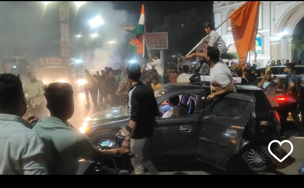 क्रिकेट में पाकिस्तान पर भारत की जीत पर देवास में सयाजी द्वार पर जीत का जबरदस्त माहौल