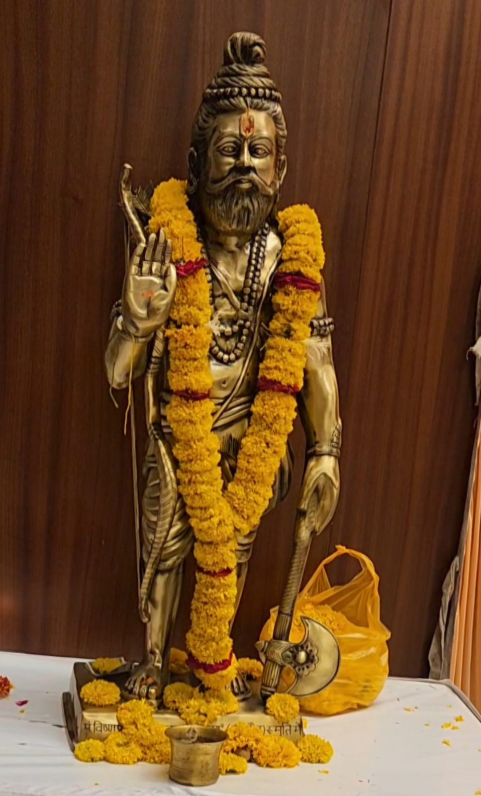 बड़े भैया की स्मृति में युवा परिषद द्वारा समाज को परशुराम जी की प्रतिमा भेट