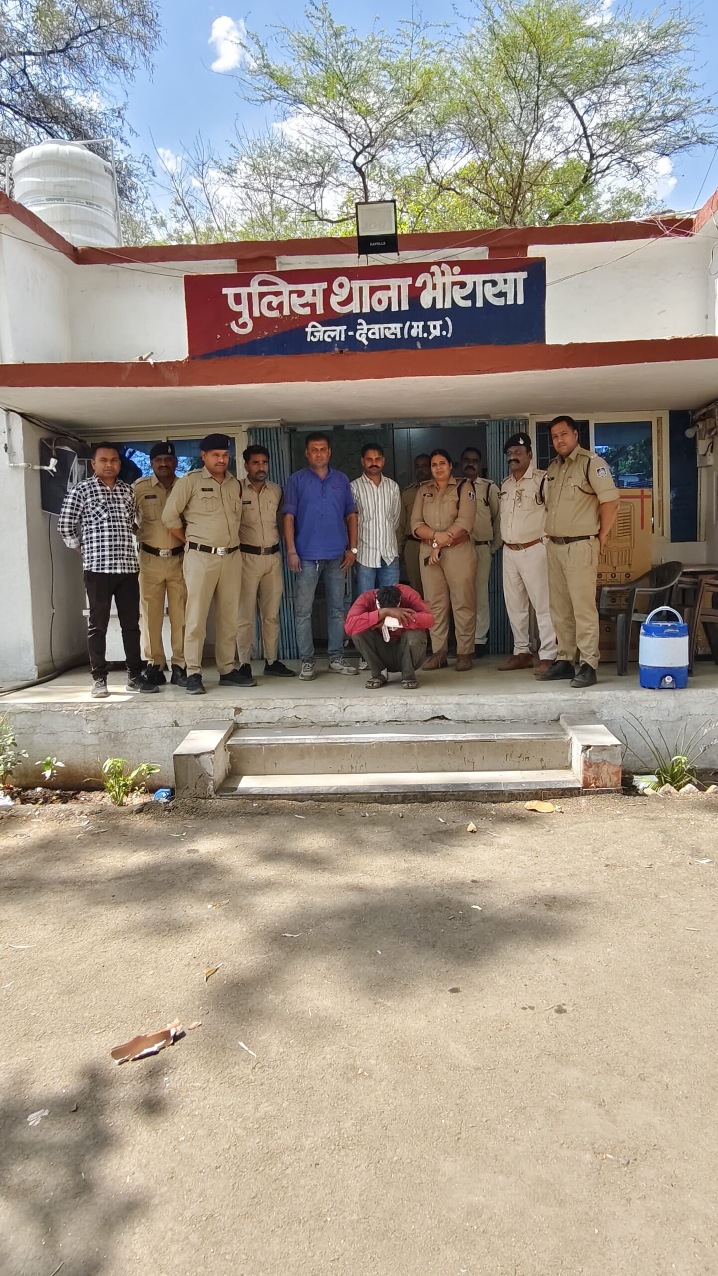 हिंदू लड़की का अपहरण कर बलात्कार करने वाले आरोपी शौकत मंसूरी को पुलिस ने किया गिरफ्तार,  पीड़िता का चल रहा इंदौर में उपचार, आरोपी का मकान तोड़ने और जल्द गिरफ्तार के लिए क्षेत्र की जनता ने किया था चक्का जाम, क्या पुलिस प्रशासन अब सख्त कार्रवाई करेगा