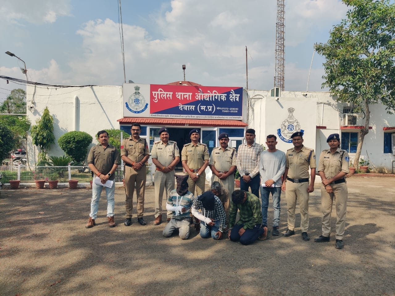 शहर की व्यस्ततम रोड पर महिला पर एसिड हमला करने आरोपी गिरफ्तार, पीड़िता की बेटी पर थी बुरी नजर, डेयरी संचालक भी आरोपी, पुलिस की सराहनीय कार्यवाही