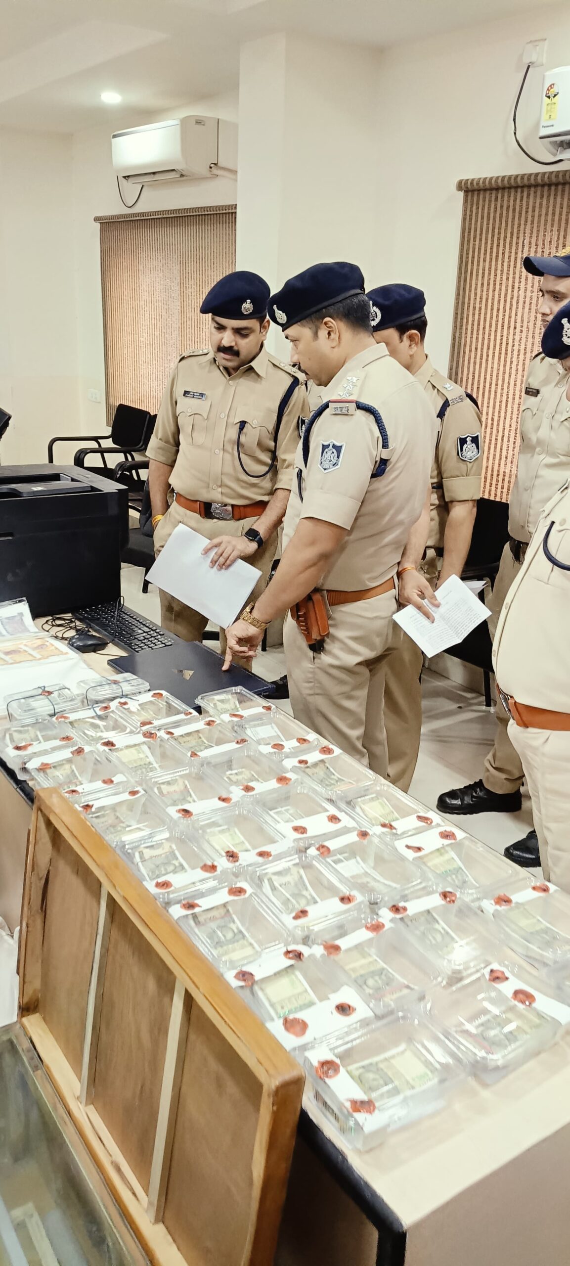 देवास में नकली नोट बनाने वाले गिरोह का पर्दाफाश, लाखों की नकली नगदी जप्त,5 आरोपी गिरफ्तार, जेल से रची थी साजिश, हाईटेक उपकरणों से बना रहे थे नकली नोट(पुलिस की सराहनीय कार्यवाही, सैकड़ो लोगों को ऑनलाइन धोखाधड़ी से बचाने के बाद नकली नोट की धोखाधड़ी से भी बचा लिया)