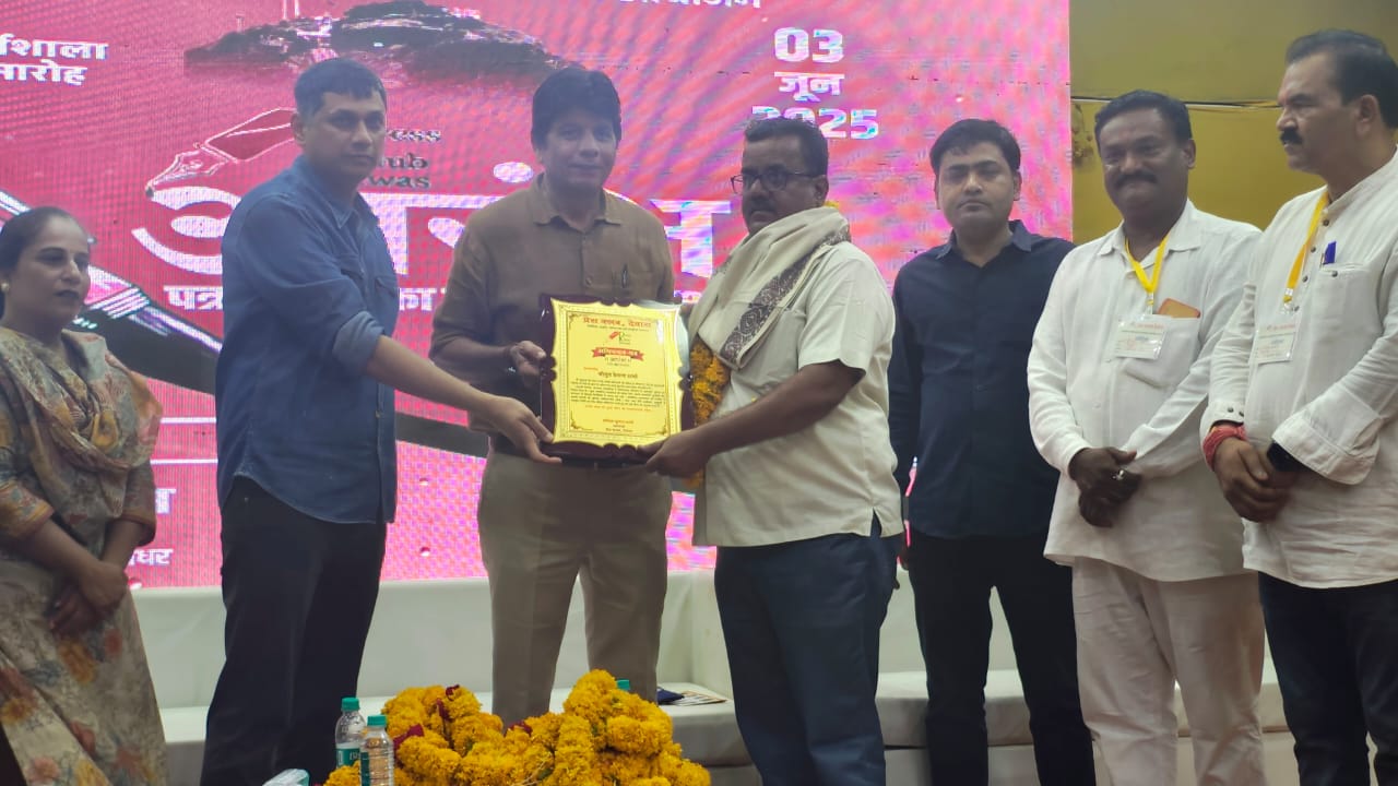 आज की पत्रकारिता राष्ट्रवाद की ओर अग्रेषित – ज्ञानेंद्र तिवारी, जिले के पत्रकारों का एक अनूठा आयोजन प्रेस क्लब द्वारा, वरिष्ठ पत्रकारों का सम्मान,