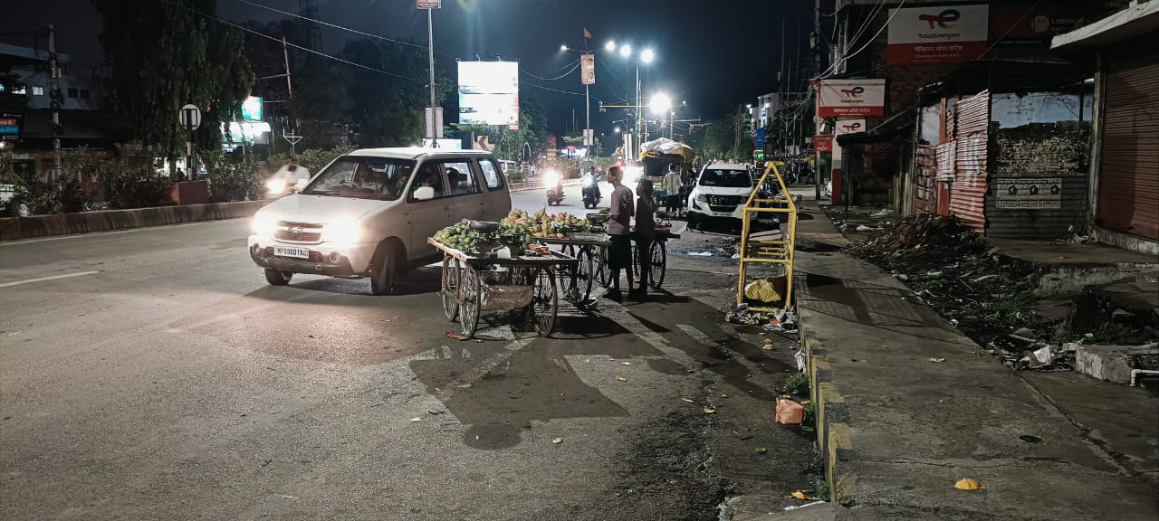 परेशानी का भी इतिहास बना दिया इंदौर देवास रोड ने, नाम से ज्यादा बदनाम हो गया अमलतास, अमृत सहजने का मौसम, कांग्रेसियों के लिए भाग्यशाली जिला अध्यक्ष का पद, नगर निगम ठेकेदार का चेक, विद्युत वितरण कंपनी से थोड़ी राहत, और डिवाइडर हटाना पड़े,