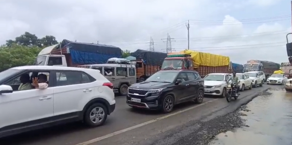 इंदौर देवास रोड अर्जुन बरोदा के जाम से त्राहिमाम त्राहिमाम, जाम में फंसी एम्बुलेंस से बुजुर्ग की मौत, मुख्यमंत्री जी अब कब आओगे और कितनी मौत और बेमौत का इंतजार, प्रकरण दर्ज होना चाहिए दोषियों पर