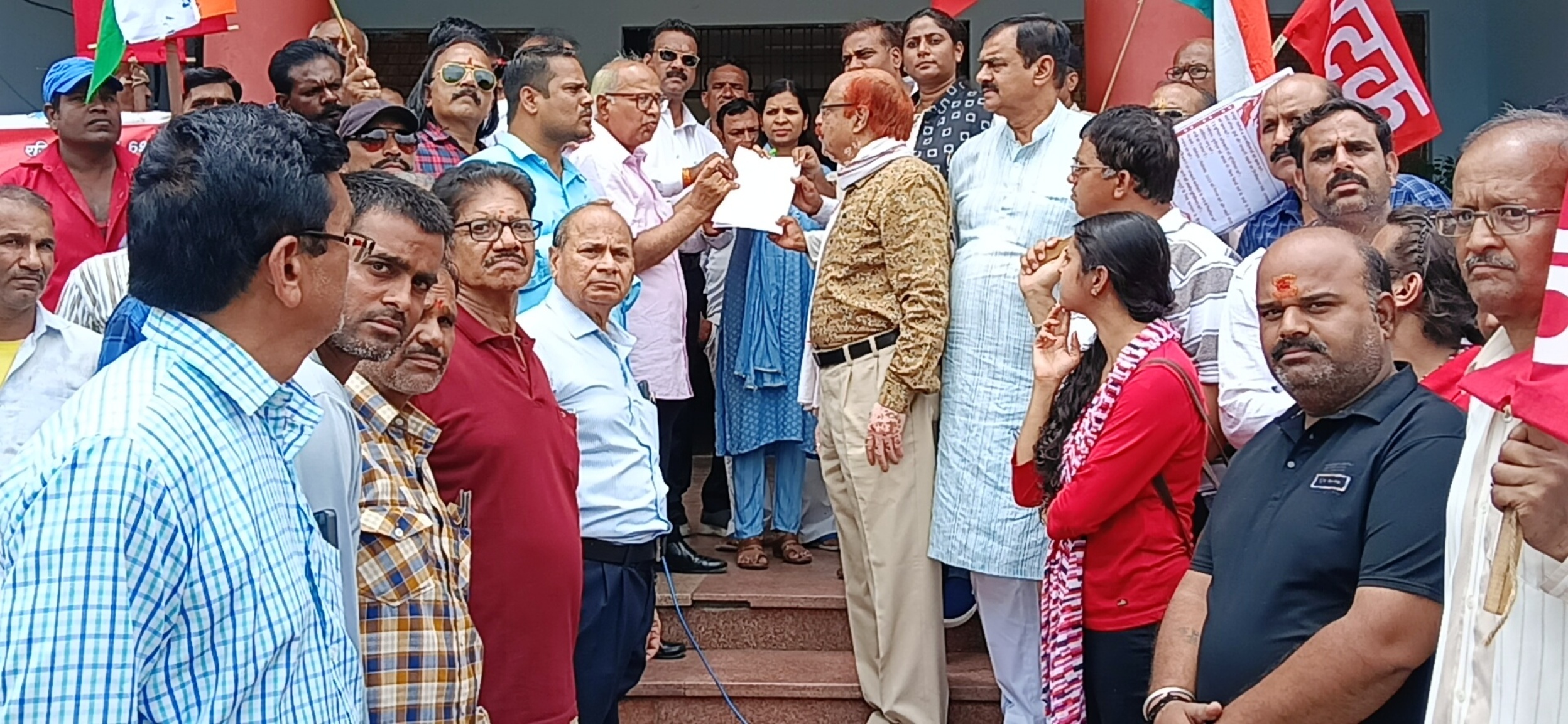 संयुक्त मोर्चा के कर्मचारियों ने रैली निकालकर राष्ट्रपति के नाम 14 सूत्रीय मांगों को लेकर दिया ज्ञापन