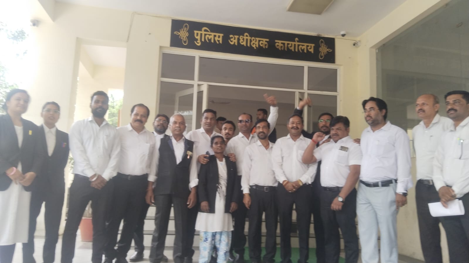 अधिवक्ता से मारपीट का मामला गरमाया, भारी संख्या में वकील पहुंचे देवास एसपी कार्यालय, अधिवक्ता के सात समाजसेवी भी है विष्णु अग्रवाल