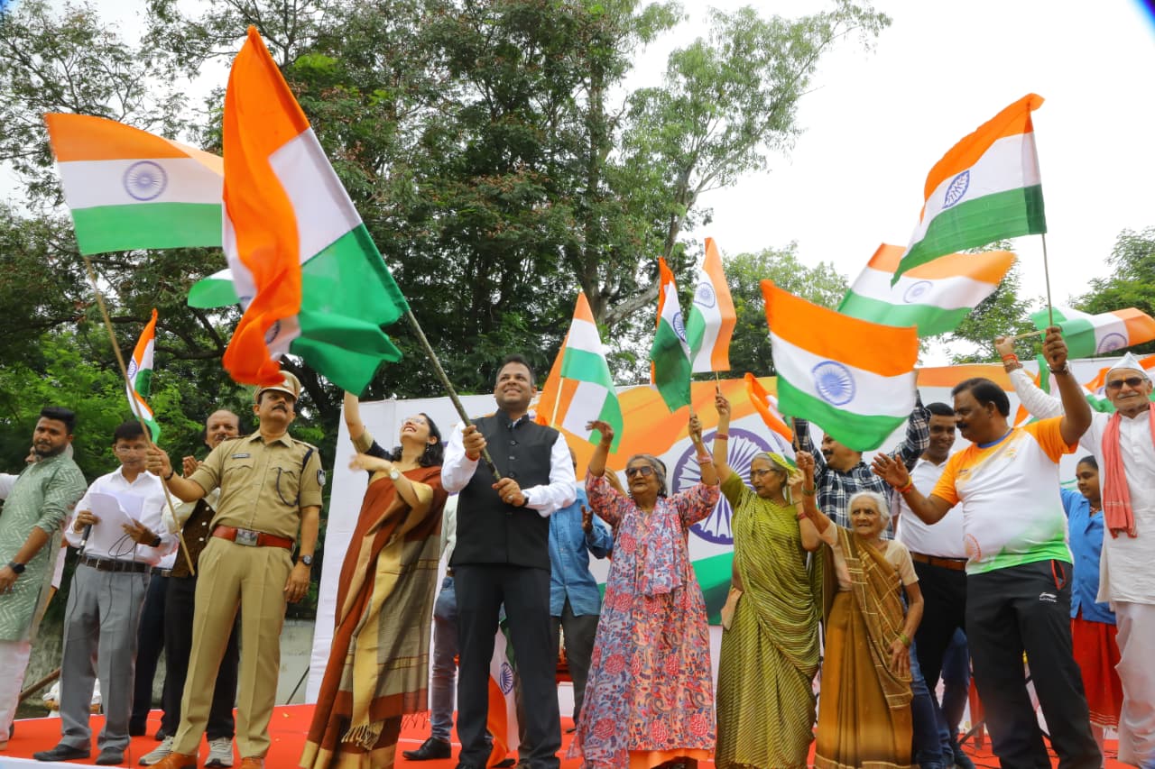 देवास में तिरंगा यात्रा में कलेक्टर एसपी,सीओ ने&nbsp; तिरंगा लहराकर बढ़ाया जोश उत्साह शहर की सड़कों पर और गलियों में मकान दुकान पर चारों ओर तिरंगा ही तिरंगा , यात्रा में जनप्रतिनिधि और समाजसेवी खिलाड़ी भी हुए शामिल