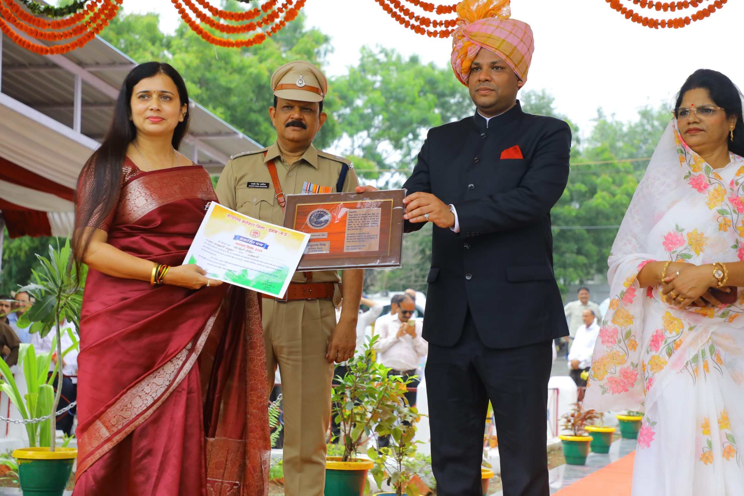 महिला आबकारी अधिकारी मंदाकिनी दीक्षित सम्मानित, राजस्व बढ़ोतरी के साथ नामी अवैध शराब विक्रेता पर कार्रवाई,