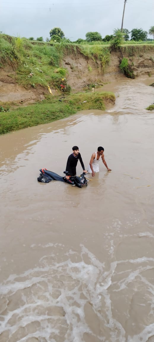ग्राम नारिया खेड़ा में पुलिया पार करते वक्त एक व्यक्ति अपनी बाइक समेत नाले में बह गया रेस्क्यू टीम तलाश में जुटी