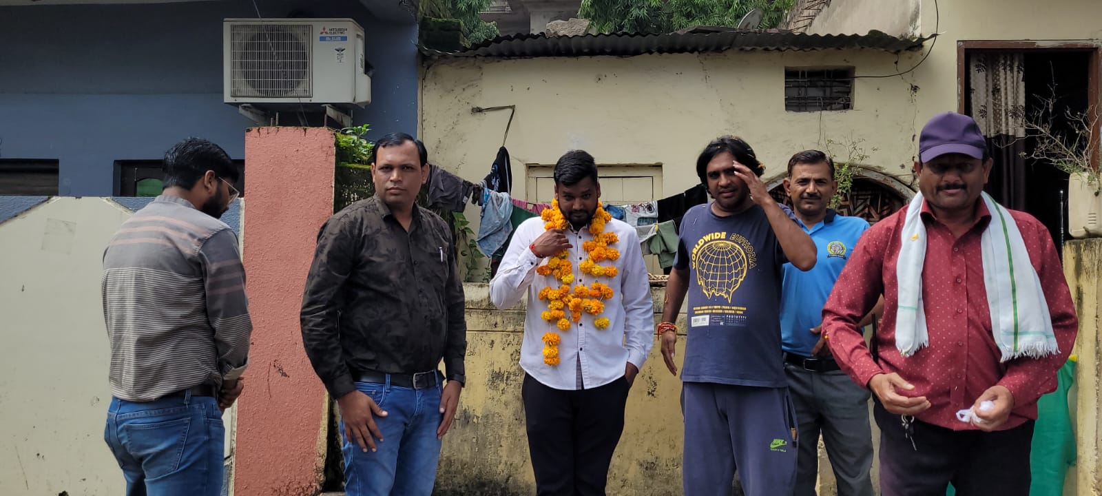 ईमानदारी की मिसाल: कचरा संग्रहण वाहन के ड्राइवर ने लौटाया 1 लाख का मंगलसूत्र, पार्षद प्रतिनिधि ने किया सम्मानित