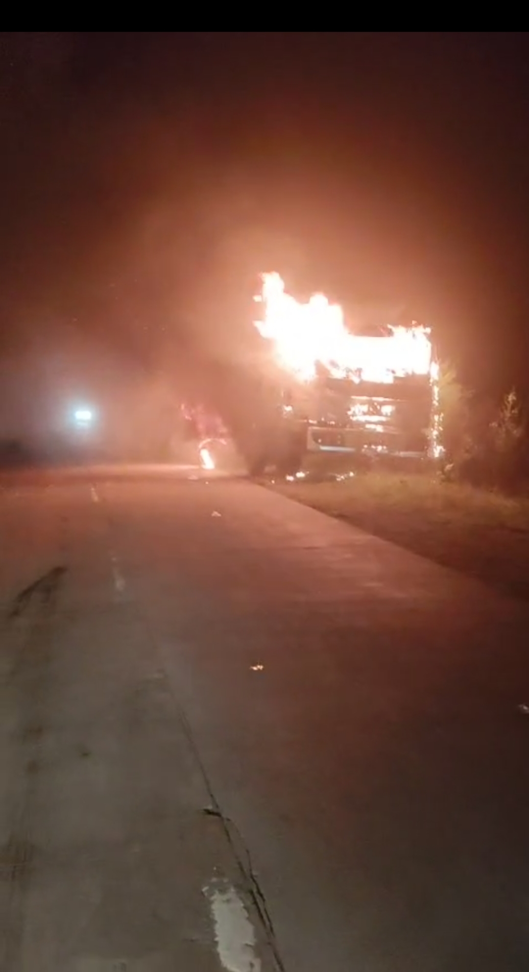 सतवास काटाफोड मार्ग स्थित ग्राम तीसरा मिल के समीप चलते डंपर में लगी आग, चालक ने कूद कर बचाई जान, बड़ा हादसा टला