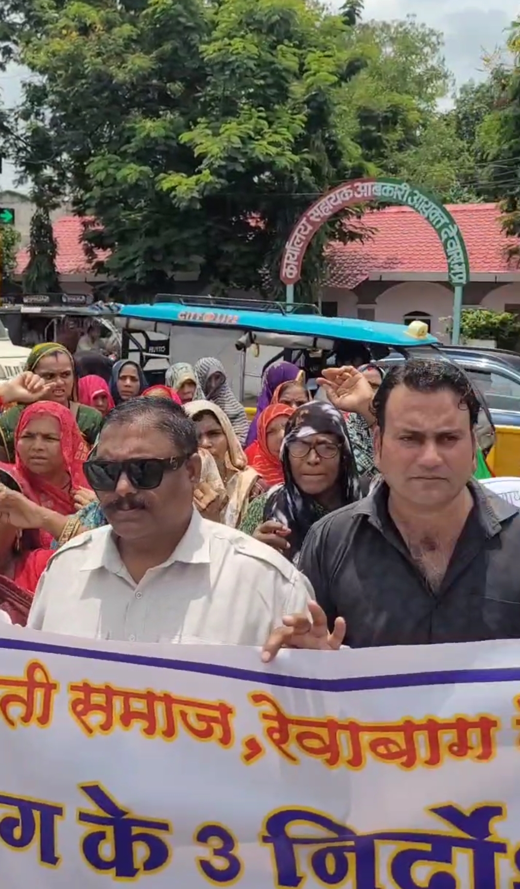 प्रतिमा तोड़ने के आरोपी के साथ बर्बरता पूर्वक मारपीट का आरोप लगाते हुए समाज जनों ने किया विरोध प्रदर्शन