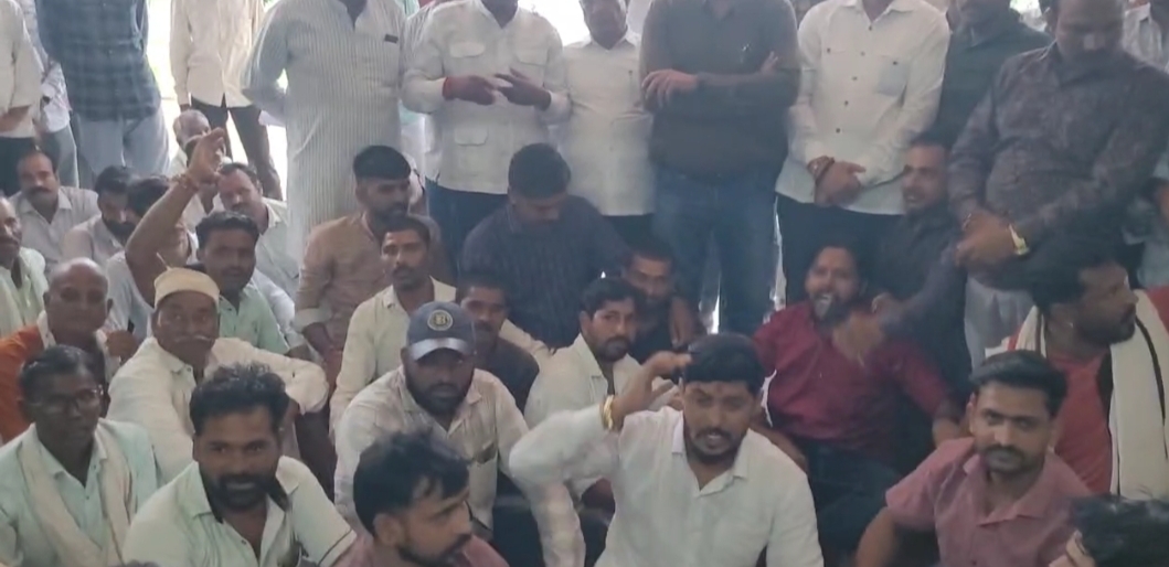 बीमा राशि नहीं मिलने पर नाराज उत्तर भाग के किसान, उतरे सड़क पर विरोध प्रदर्शन नारेबाजी