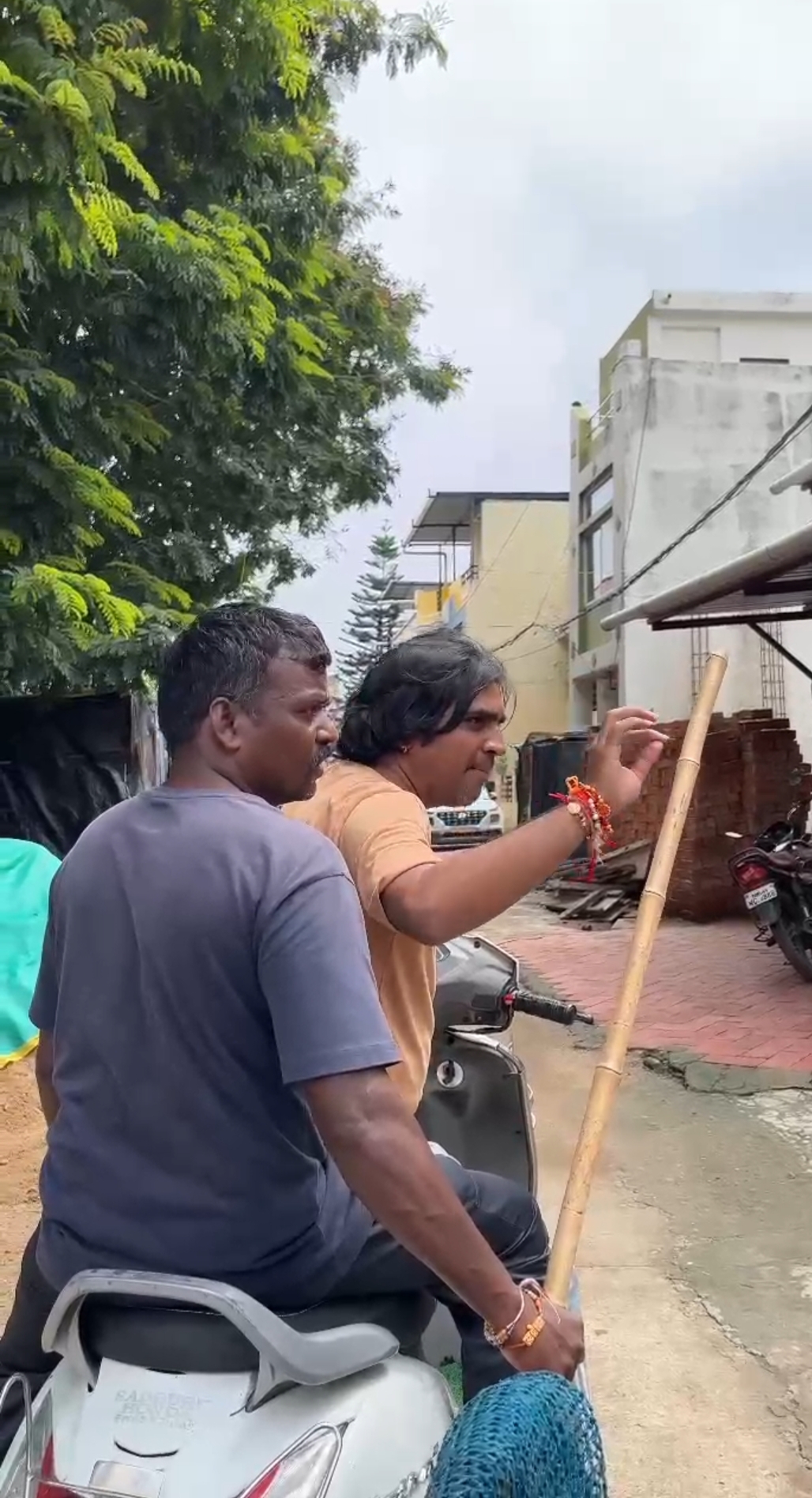 देवास के पार्षद प्रतिनिधि ने नगर निगम की टीम को लेकर वार्ड में आवारा कुत्तों को पकड़ाया , कई जगह बहस और विवाद की स्थिति फिर भी पार्षद ने…